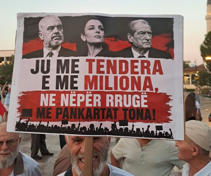 “Arrestoni Ramën dhe Ballukun”- Marshimi i qytetarëve drejt Kryeministrisë, thirrjet masive: Protestën e shqiptarëve nuk e ndalni dot