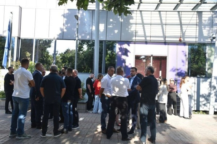 Lajçi thumbon PDK në e AAK në pas aksionit para Qeverisë  Teatri i kukullave me silikon