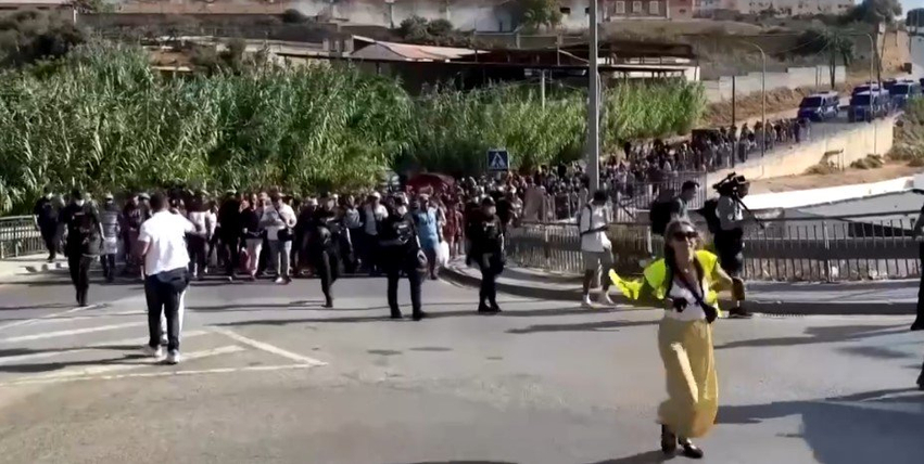 Spanja zhvendos qindra emigrantë nga plazhi i Ceutës në strehimore të përkohshme