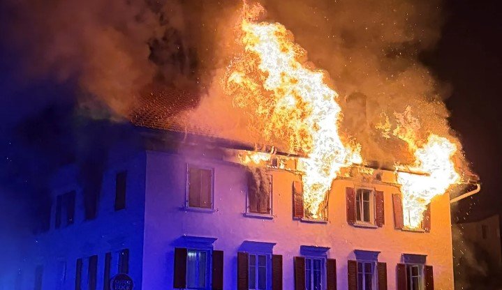 Përfshihet nga zjarri një ndërtesë në Zvicër, “digjet plotësisht”! Pesë persona të zhdukur dhe tetë të plagosur