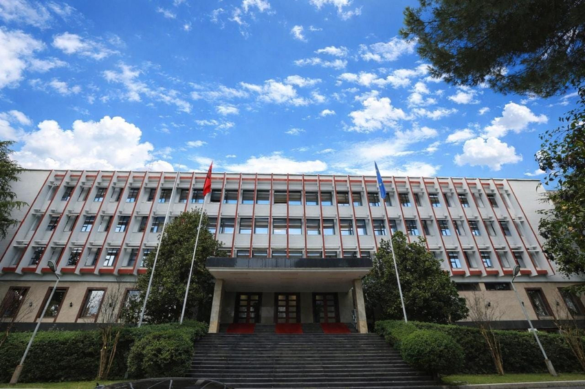 Himni shqiptar nuk u luajt gjatë aktivitetit në Pustec  MEPJ  Respektimi i simboleve kombëtare nuk është çështje politike
