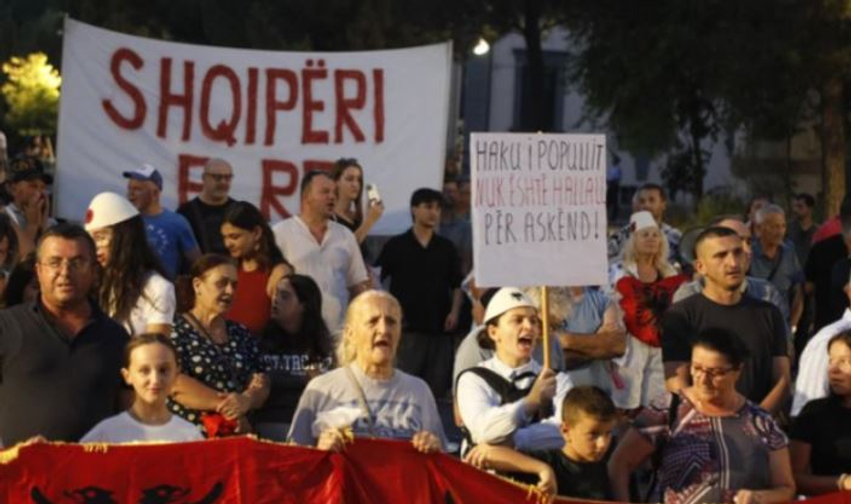 83-ta protestë/ Nis marshimi drejt Kryeministrisë, qytetarët kërkojnë