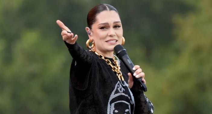 Përleshje në turmë, Jessie J ndalon koncertin dhe përballet me fansat: Nxirrini jashtë