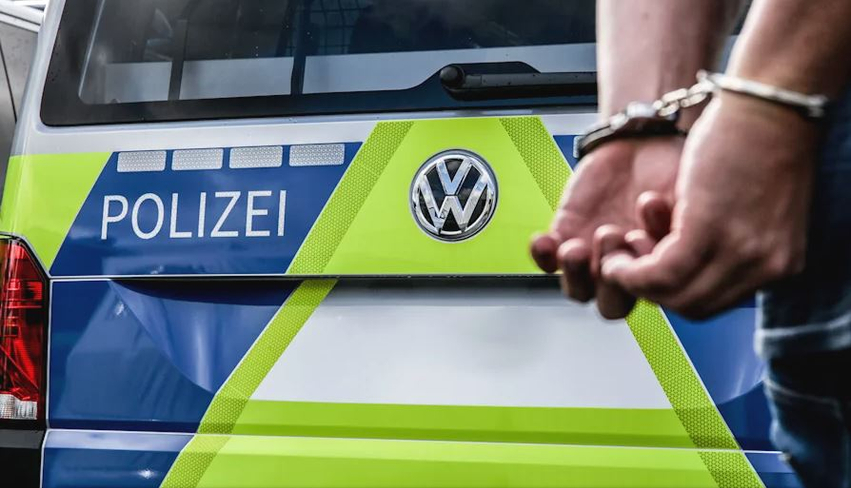  Babai po fle   u tha policisë   arrestohet 26 vjeçari  dyshohet se vrau prindërit