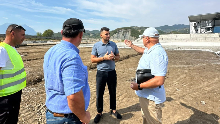 Vijojnë punimet për rikonstruksionin e stadiumit  Myslim Koçi   FSHF inspekton punimet në Gramsh