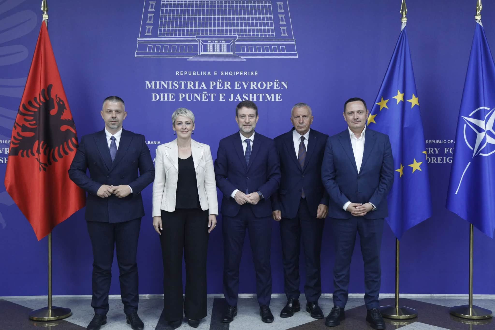 Hoxha takon drejtuesit e institucioneve dhe të zgjedhurit shqiptarë në Luginën e Preshevës