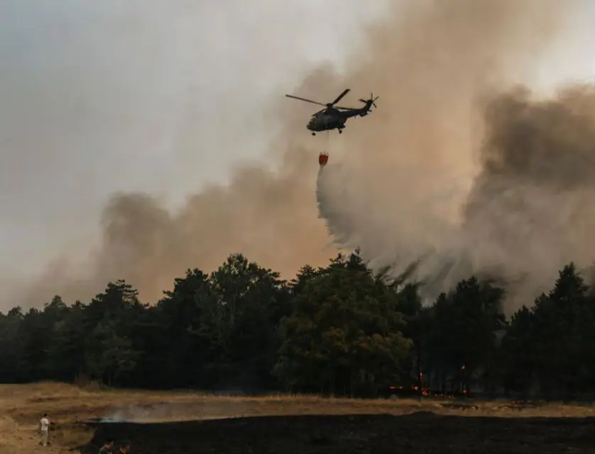 Serbia në “flakë”, BE-ja i nis helikopterët