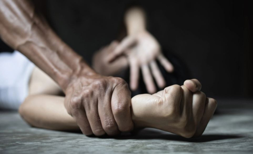 Përdhunoi një vajzë të re në plazhet e Greqisë, 52-vjeçari shqiptar