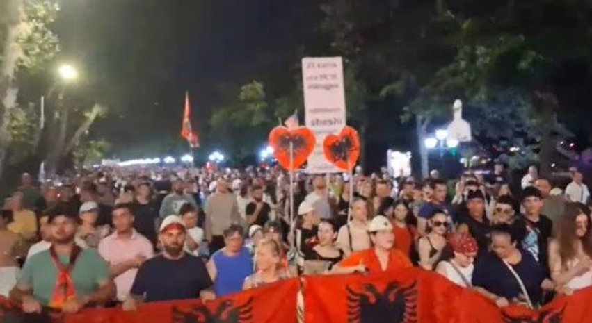 “Shqiptarët e bashkuar, pushteti i tmerruar”- Mbyllet dita e 84-t e rezistencës, qytetarët nuk tërhiqen, kërkojnë dorëheqjen e Ramës