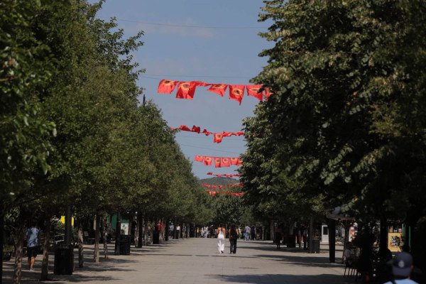 Prishtina stoliset me flamuj, flet nënkryetarja Musmurati