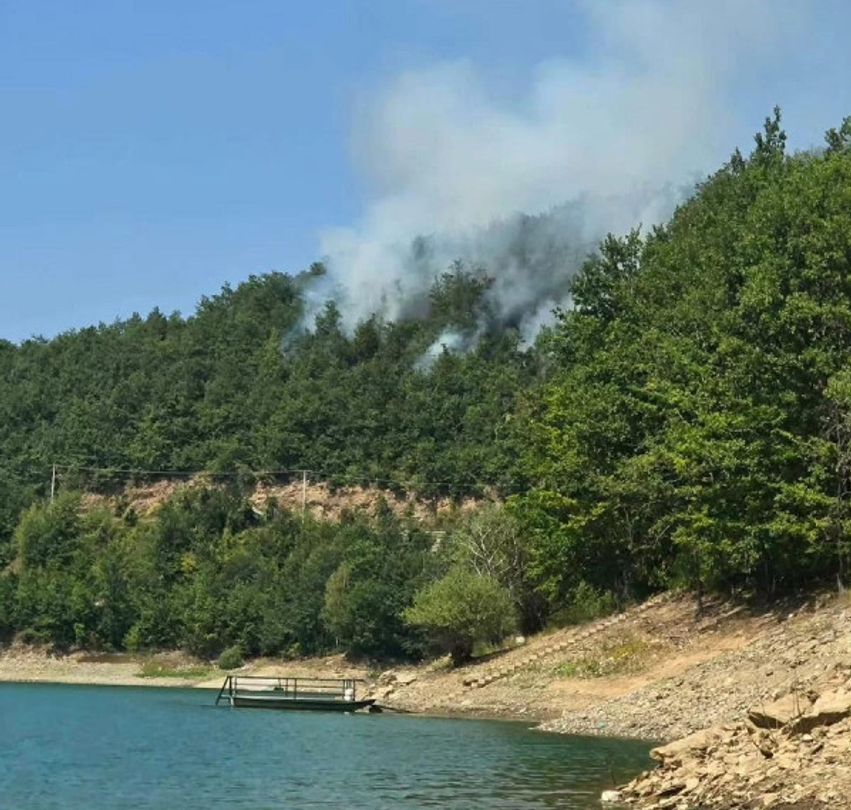 Malet afër Ujmanit përfshihen nga flakët