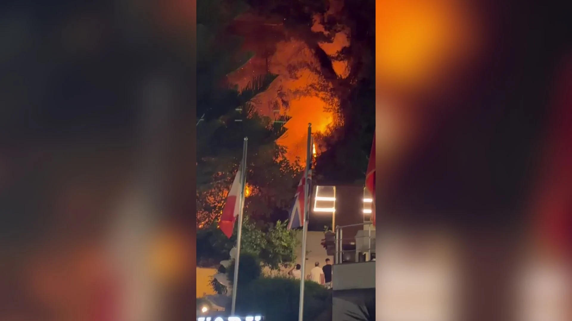Zjarr në zonën e Ujit të Ftohtë në Vlorë, një hotel i rrezikuar nga flakët