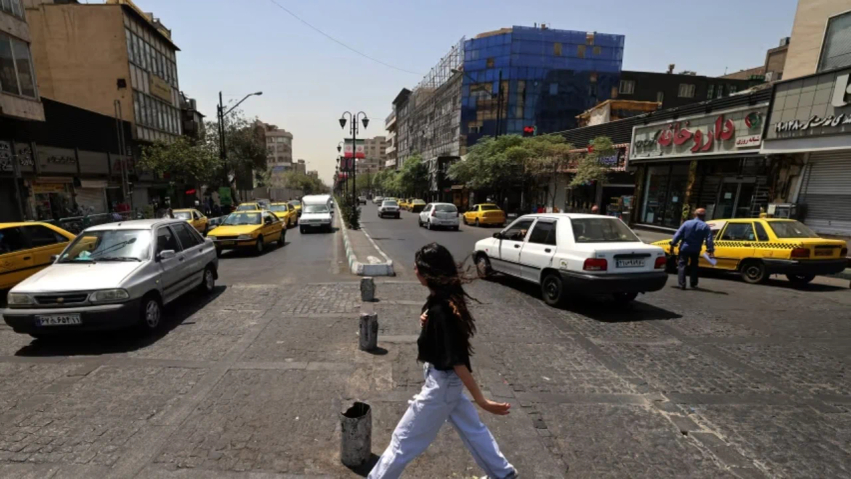 grate-iraniane-sfidojne-presionin-per-hixhabin-autoritetet-mbyllin-kafene-e-restorante