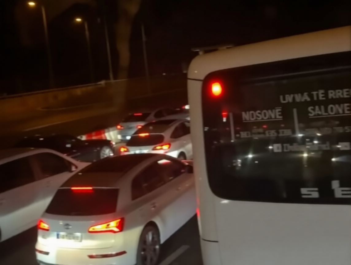 Të bllokuar mbi 9 orë në kufirin Serbi – Kroaci, mërgimtari : Kemi mbet pa ujë e pa ushqime 