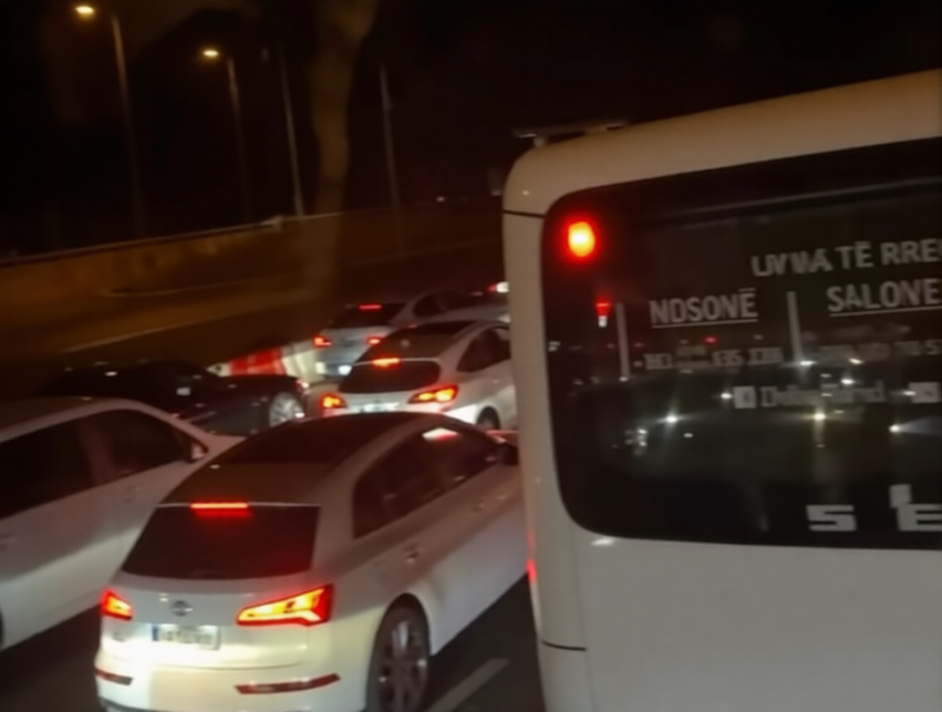 Të bllokuar mbi 9 orë në kufirin Serbi – Kroaci, mërgimtari : Kemi