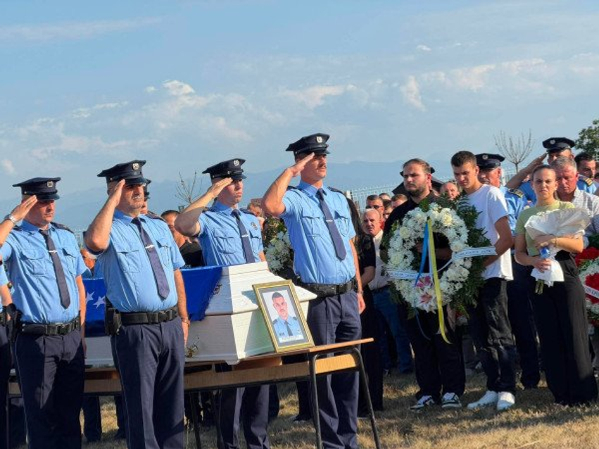 ​“Jetoi pak, por la shumë” – policit Altin Kryeziu i jepet lamtumira
