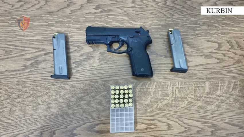 Kërcënoi me armë zjarri babain dhe dy djemtë  arrestohet 34 vjeçari
