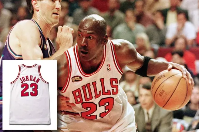 Fanella e Michael Jordanit në ankand,