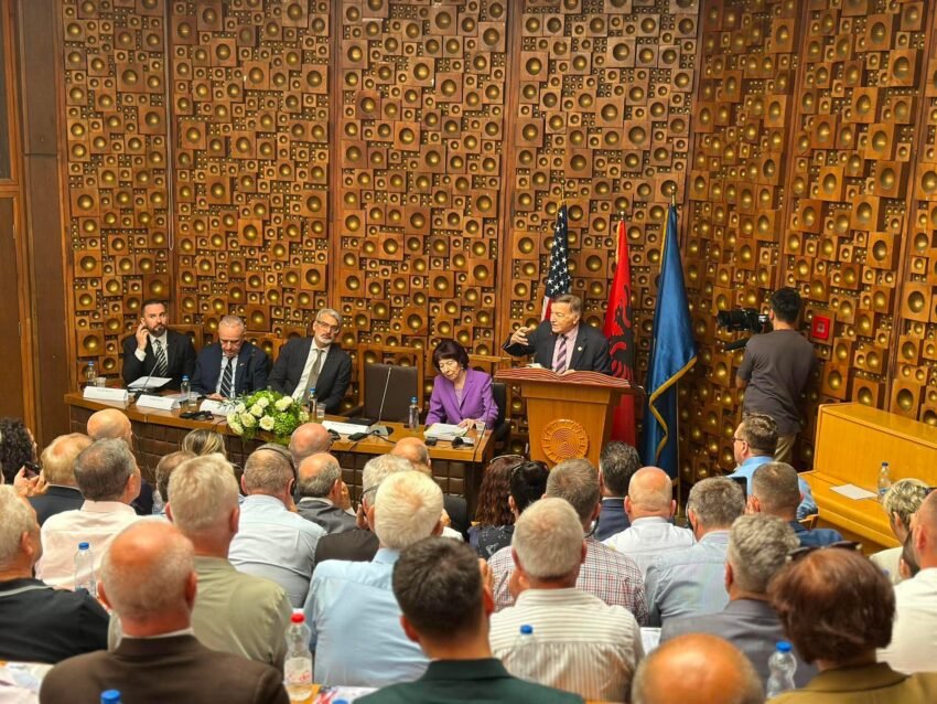 DioGuardi: Shqiptarët për shekuj me radhë janë varrosur nga armiqtë e tyre 