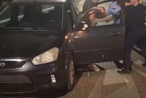 Momenti kur arrestohet i dyshuari për vrasjen e nënës në Lushnjë 