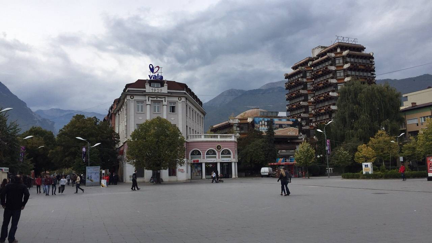 Një e mitur bie nga kati i gjashtë i banesës në Pejë, po trajtohet në