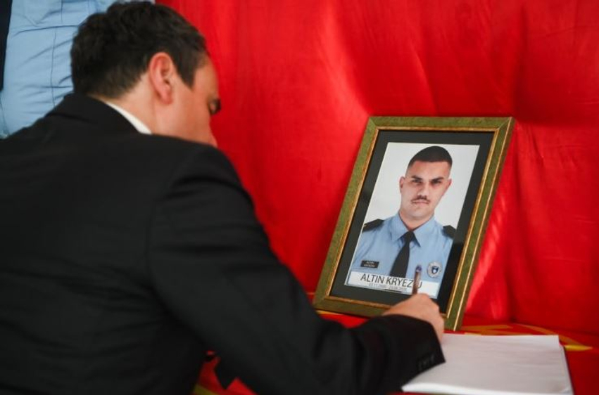 Kurti vizitoi për ngushëllime familjen e zyrtarit policor Altin Kryeziu