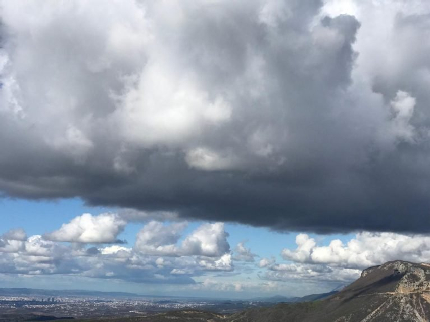 Vranësira, por temperatura të larta! Parashikimi i motit për sot, 25