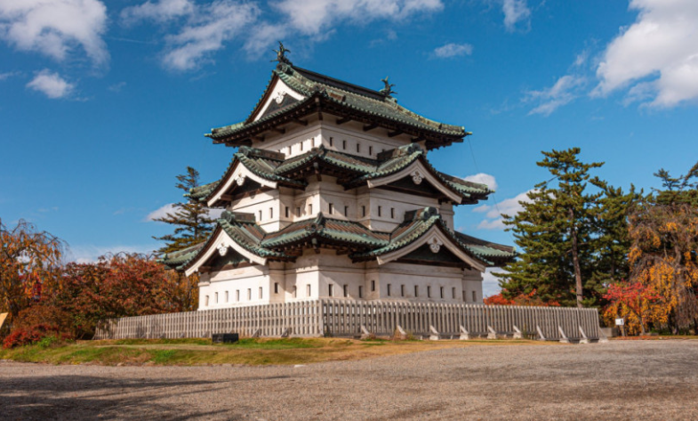 Japonia punëson 1,800 njerëz për të zhvendosur “pallatin” 360 tonë me ndihmën e “shkopinjve dhe litarëve”