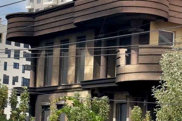 Një shtëpi dhe tri vetura digjen në kryeqytet, policia jep detaje