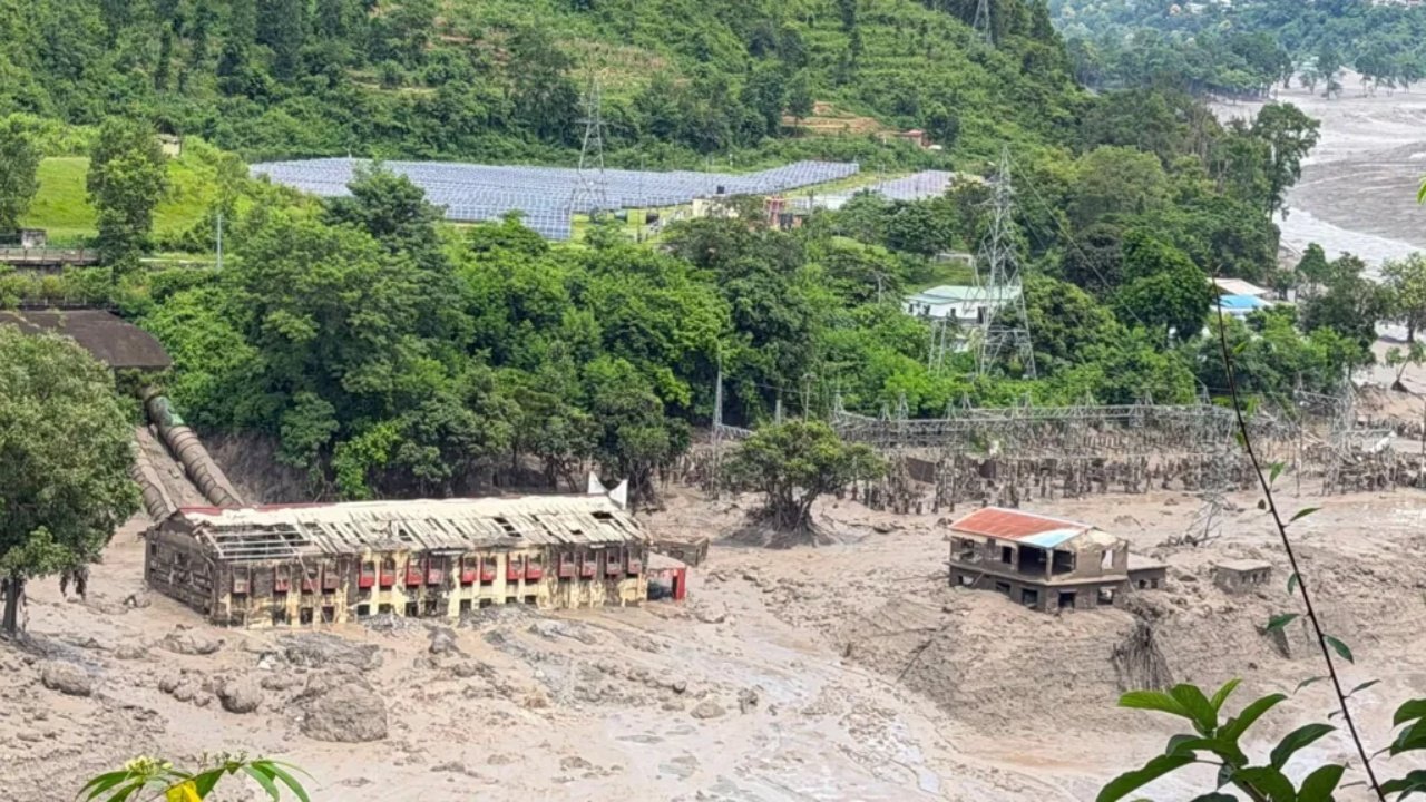 Përmbytjet dhe rrëshqitjet e dheut shkatërrojnë fshatra në Nepal, dhjetëra persona të zhdukur