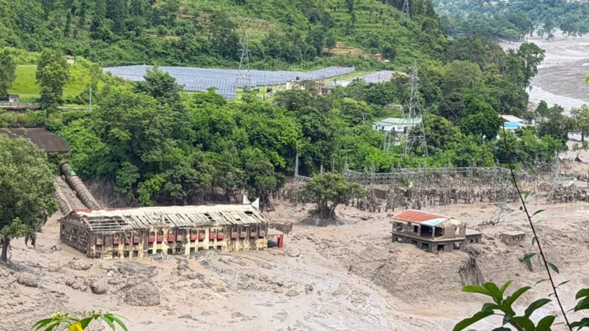 Përmbytjet dhe rrëshqitjet e dheut shkatërrojnë fshatra në Nepal,