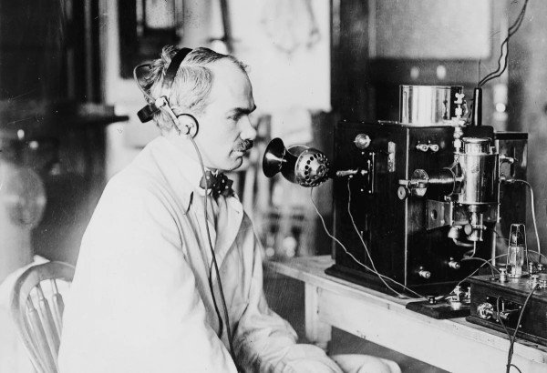 ​De Forest, ”Babai i Radios”