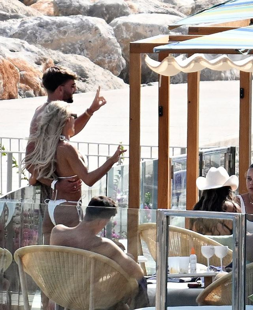 Tom Clare dhe Molly Smith shijojnë pushimet pas dasmës në Mallorca 3 Image