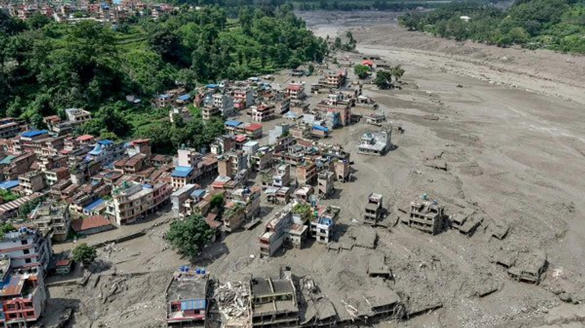 Numri i të vdekurve nga përmbytjet në kufirin Nepal-Kinë rritet në 162