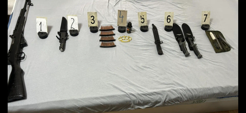 arrestohet-nje-person-ne-junik-ne-shtepine-e-tij-gjendet-pushke-dhe-40-fisheke