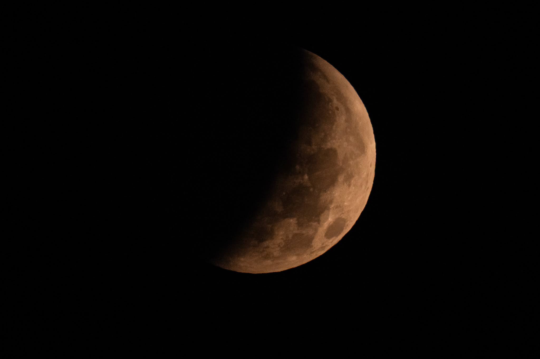 Eklipsi h&euml;nor: Nga drita, n&euml; hije mandej n&euml; zhdukje. / Fotografia: Arben Llapashtica
