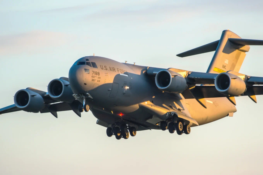 Me kapsulën sekrete në bord  kreu i CIA s udhëtoi drejt Moskës me avionin C 17