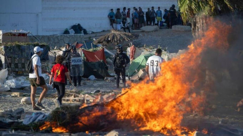 Përshkallëzohen tensionet në Spanjë  Kaos në Ceuta  banorët bllokojnë ushqimet për emigrantët dhe i vënë flakën kampit
