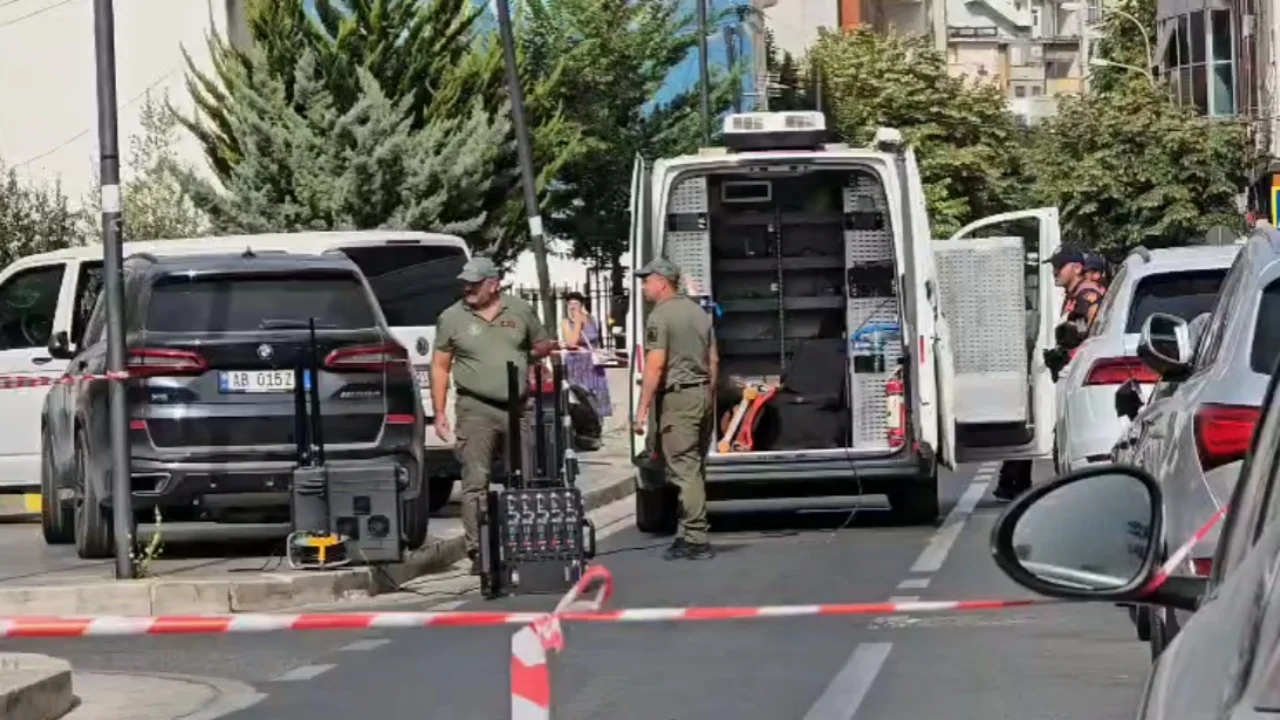 Alarmi për bombë në Durrës, reagon Policia: Janë njoftuar specialistët xhenierë për heqjen e objektit dhe verifikimin e tij