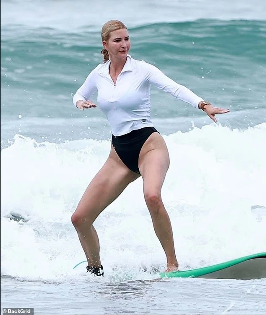 ivanka-trump-terheq-vemendjen-ne-kosta-rika-shfaqet-me-kostum-banje-teksa-ben-serf