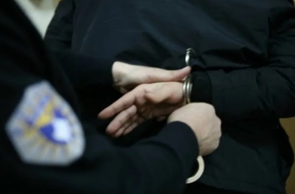 ​I mituri kapet duke kaluar ilegalisht kufirin, i gjenden mallra dhe shpendë