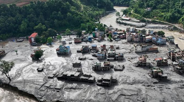 E mbijetuar mes rrënojave/ 97-vjeçarja shpëtohet pas 4 orësh, mbi 600 viktima nga përmbytjet në Nepal