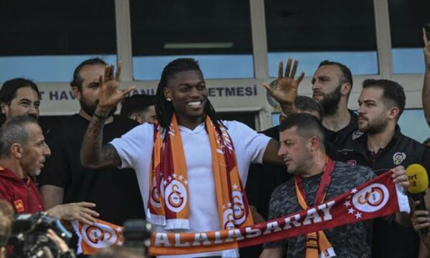 Rafael Leao pritet nga mijëra tifozë të Galatasarayt në Stamboll