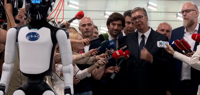 Vuçiq në hapjen e një fabrike kineze në Serbi  Robotët kinezë së shpejti në ushtrinë serbe