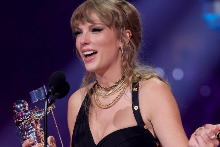 Taylor Swift prek me gjestin humanitar, dhuron 50 mijë dollarë për nënën e tre fëmijëve të aksidentuar 