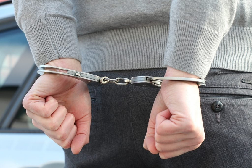 Arrestohet një person në Junik  në shtëpi i gjenden një pushkë  fishekë  thika e boks hekuri