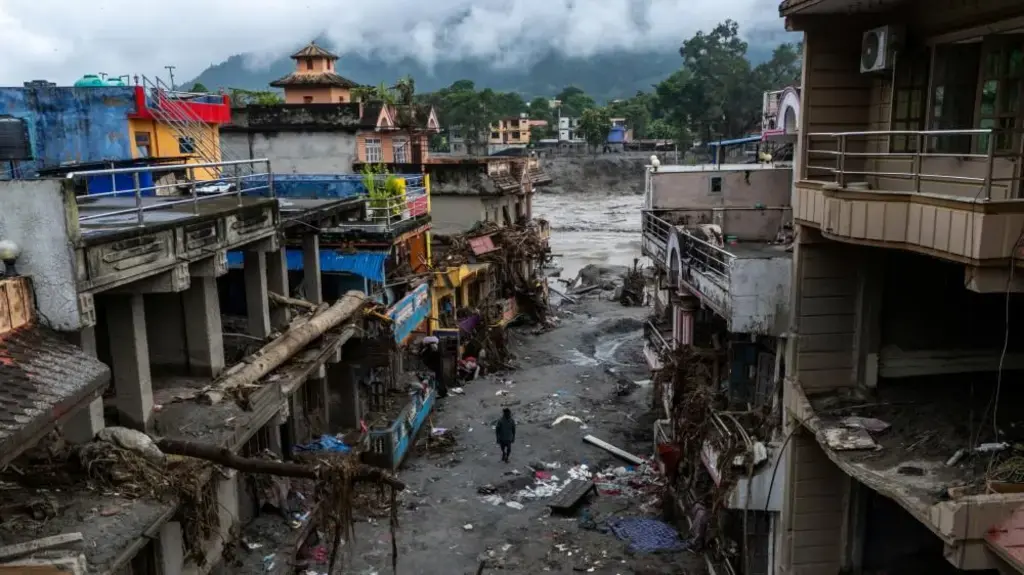 10 minuta vendosën gjithçka: Drejtori shpëtoi 900 nxënës nga përmbytjet në Nepal