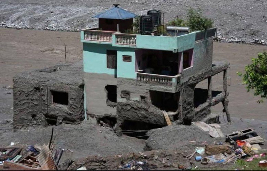 Tragjedia e përmbytjeve në Nepal  kjo shtëpi bëhet simbol i qëndresës
