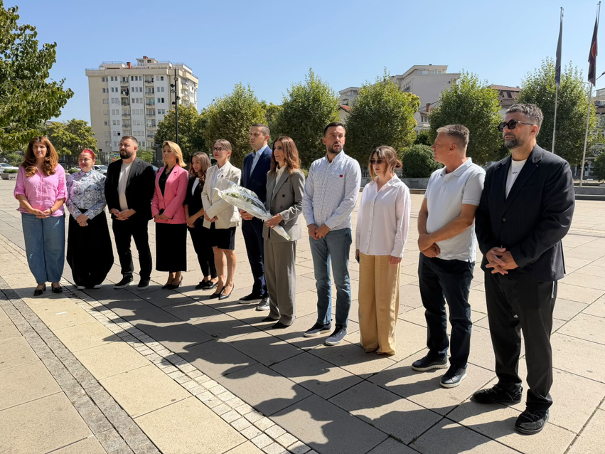 PDK në homazhe te Memoriali i Personave të Zhdukur  Fati i tyre duhet të zbardhet