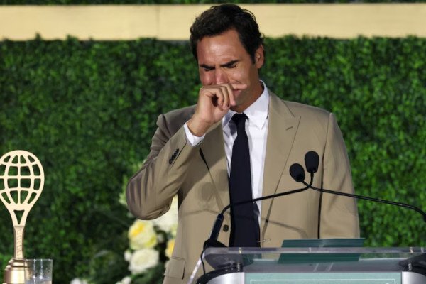 Roger Federer përlotet gjatë hyrjes në “Hall of Fame” të tenisit